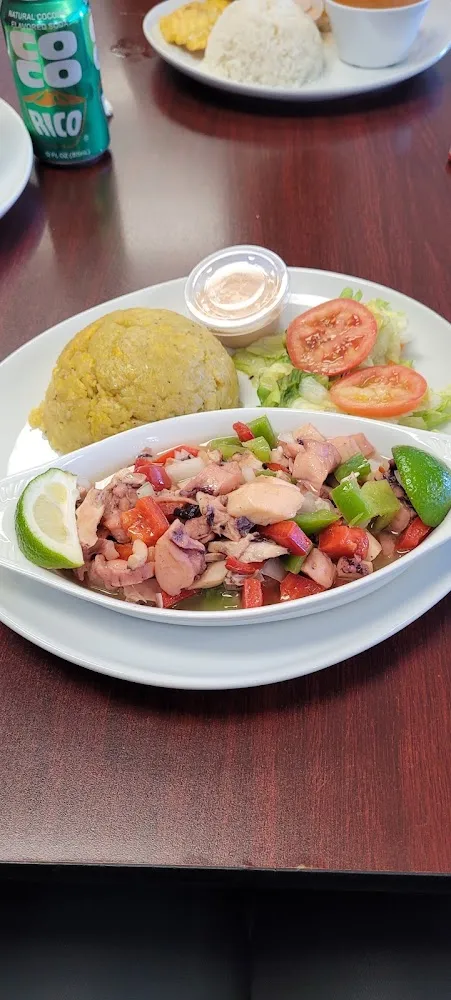 Ensalada de Pulpo Con Mofongo